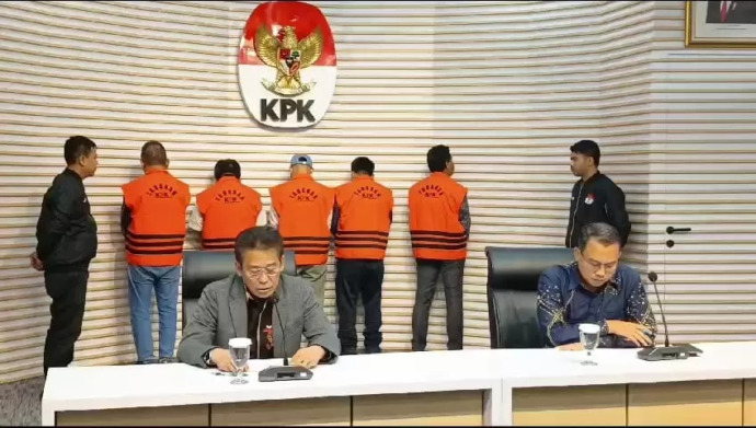 ISTIMEWA  DIKEMBANGKAN : KPK menetapkan lima tersangka dari OTT di Kalimantan Timur pada Kamis (23/11).