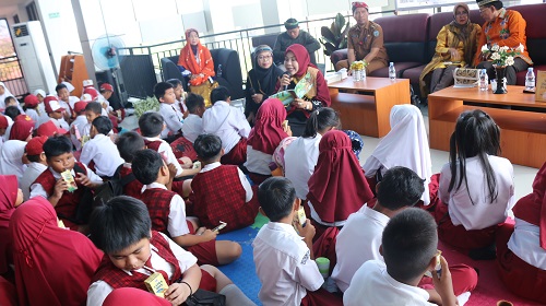 MENYENANGKAN: Bunda Literasi Kaltara, Hj. Rachmawati Zainal, S.H, berinteraksi dengan puluhan anak sekolah dasar dalam kegiatan literasi yang disandingkan dengan Bedah Buku dan Peluncuran Buku Anak di Kantor Perpustakaan dan Kearsipan Kaltara Jl. Rajawali