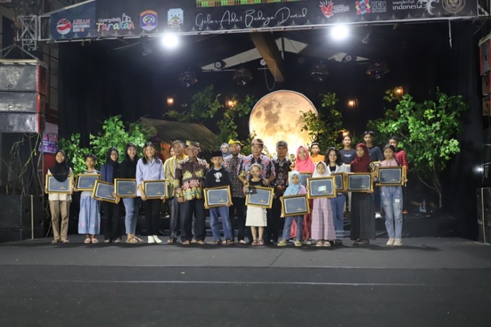 PENUTUPAN: Gubernur Kaltara, Drs H Zainal A Paliwang SH, M.Hum menghadiri penutupan Gelar Adat Budaya Dumud, Kamis (14/12) malam.