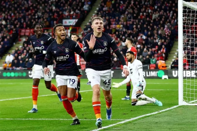 REUTERS/Matthew Childs KALAHKAN : Alfie Doughty (nomor 45) merayakan gol pertama Luton Town yang dicetaknya ketika melawan Sheffield United pada Selasa (26/12) di Bramall Lane.