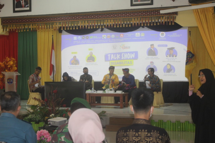 GUS DIAN ZAKARIA/RADAR TARAKAN  BERDISKUSI: Suasana Talk Show yang berlangsung pada  di ruang serbaguna Pemkot Tarakan, Kamis (22/12).
