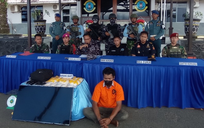 DIBEKUK: Komandan Lanal Nunukan Letkol Laut (P) Handoyo saat memimpin press release pengungkapan penyelundupan sabu dari Malaysia menuju Nunukan.