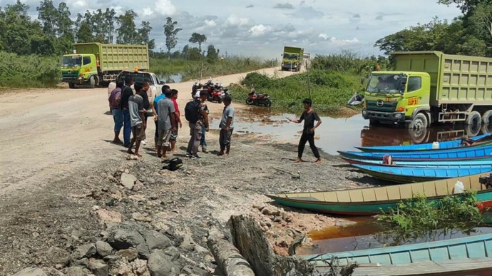 LUKMAN HAKIM /KALTIM POST  HARUS PENGERTIAN: Kondisi akses darat di Kampung Muara Beloan yang dilingkari aktivitas perusahaan tambang batu bara.