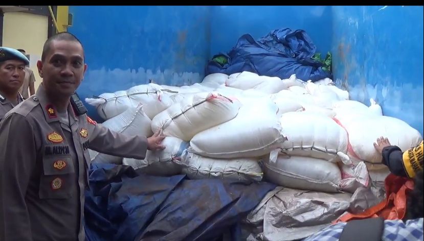 KP  LANGGAR PERDA: Petugas Polsek Kawasan Pelabuhan Semayang mengamankan sekitar 3 ribu liter miras jenis CT yang diselundupkan dari Manado lewat Parepare.