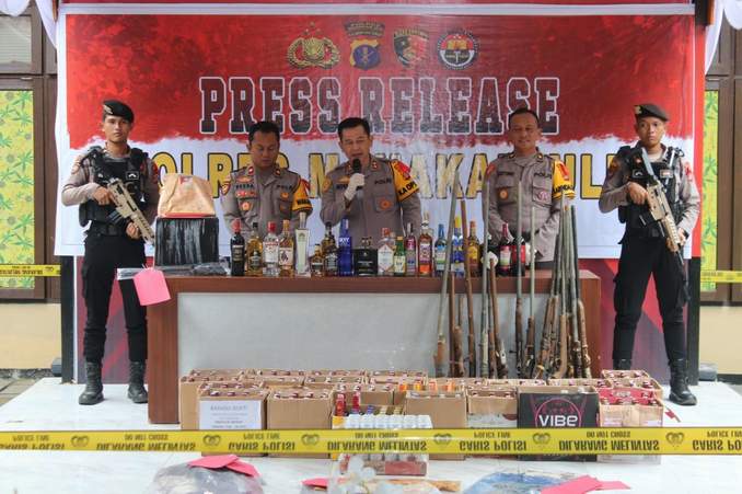 KP  RILIS AKHIR TAHUN: Kapolres Mahulu AKBP Anthony Rybok memimpin rilis akhir tahun. Termasuk pemusnahan minuman keras dan senjata api rakitan.