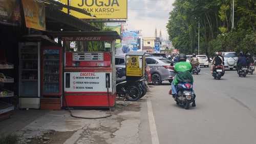 DENNY SAPUTRA/KP SIAPKAN EDARAN: Pemkot Samarinda menyiapkan edaran khusus untuk tidak lagi menjual BBM menggunakan mesin dispenser pertamini atau eceran (botol), lantaran tak berstandar keselamatan.