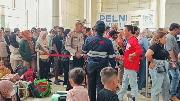 SYAHRUL RAMADHAN/KP  TERTIB MESKI RIBUAN: Penumpang sedang menunggu dan antre untuk check in keberangkatan di Pelabuhan Semayang Balikpapan.