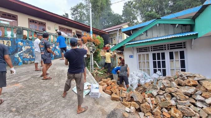 KP  HARUS DIWASPADAI: Warga RT 14 bergotong royong membersihkan puing-puing sisa longsoran