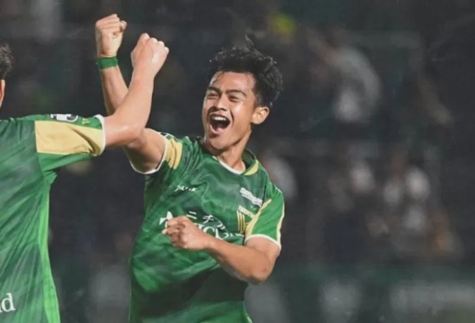 Instagram/@tokyoverdy  Pratama Arhan (kanan) saat tampil dalam sebuah laga bersama Tokyo Verdy. Klub Pratama akhirnya bisa tampil di J-League 1 musim depan.