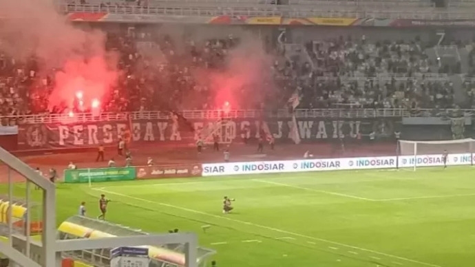 RAHMAT S/RADAR SURABAYA  DENDA : Bonek saat menyalakan flare sebagai ungkapan kekecewaan atas hasil imbang 1-1 saat Persebaya menjamu Persis Solo, 13 Desember lalu di Stadion GBT.