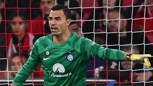 X/@Inter  DEBUT : Emil Audero melakoni debut bersama Inter Milan saat melawan tuan rumah Benfica di pentas Liga Champions.