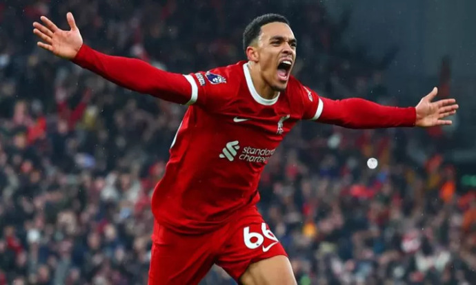 Sky Sports  PAHLAWAN : Bek sayap Liverpool, Trent Alexander-Arnold merayakan gol keduanya saat menyelamatkan Liverpool dari hasil seri kontra Fulham pada Minggu (3/12)