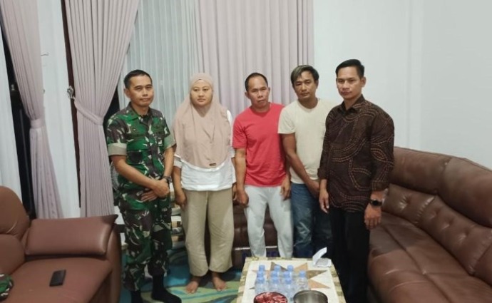 ISTIMEWA  TEMPUH JALAN DAMAI: Ajudan Bupati Kukar, DN (kanan), mengabadikan momen setelah meminta maaf kepada sopir truk yang dianiayanya (kaos putih). Lebam pada area mata kanan karena tendangan masih tampak jelas.