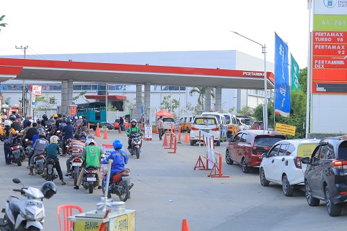 KP  MENGULAR: Antrean di salah satu SPBU di Kota Minyak. Keberadaan pengetap dinilai menjadi menyumbang signifikan kondisi ini. Apalagi tak jarang ada pengetap mengancam dan membuat operator terpaksa melayani. Sehingga terkadang berbuntut jatuhnya sanksi
