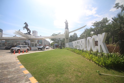 FOTO: ANGGI PRADITHA/KP  BUTUH ALTERNATIF: Kendaraan keluar dari BSB menuju ruas Jalan Jenderal Sudirman. Pada akhir pekan, arus kendaraan baik yang menuju dan keluar dari mal terbesar di Kota Minyak ini menyumbang kemacetan di sekitar jalan Sudirman. Ops