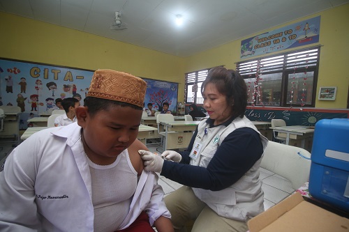 ANGGI PRADITHA/KP  TAHAN NAK!: Vaksinasi DBD kembali dilakukan untuk anak usia sekolah di Kota Minyak. Teranyar menyasar ke SD 020 Balikpapan Utara, kemarin (12/12). DKK Balikpapan mencatat hingga pekan tak kurang 3.200 anak telah divaksin untuk meningkat