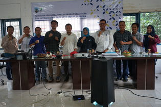 Kepala UPTD KPH Kota Tarakan, Ridwanto Suma berfoto bersama Tim Peninjau Penilaian Organisasi KPH Efektif di ruang pertemuan KPH Tarakan, baru-baru ini.
