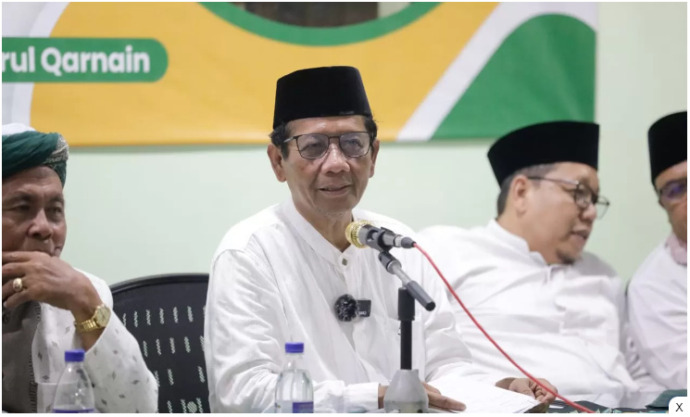 KE PONPES: Calon wakil presiden (cawapres) nomor urut 3, Mohammad Mahfud MD berkunjung ke Pondok Pesantren (Ponpes) Nurul Qarnain di Desa Balet Baru, Kecamatan Sukowono, Jember, Jawa Timur, Kamis (28/12).  (Istimewa)