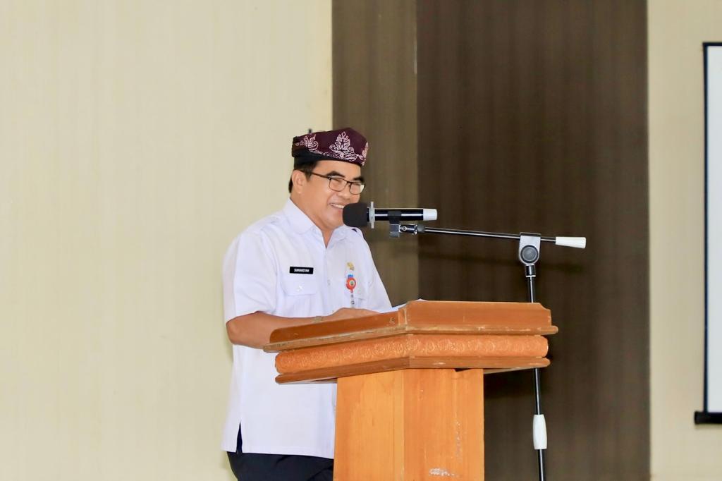 BUKA KEJUARAAN: Sekprov Kaltara, Dr. H. Suriansyah, M.A.P. mewakili Gubernur, membuka kejuaraan terbuka tenis meja se-Kaltara yang dilaksanakan oleh PTMSI Kamis (27/12) di Gedung Wanita, Kabupaten Bulungan.
