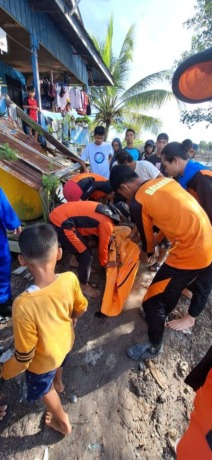 DITEMUKAN: Korban yang ditemukan tim SAR setelah dilakukan pencarian selama 2 hari, Selasa (12/12). FOTO: DOK BASARNAS TARAKAN