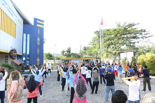 ANTUSIAS : Peserta OGASI saat zumba bersama di Halaman Kantor UT Tarakan.