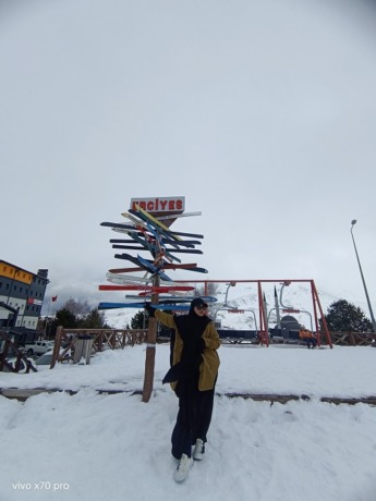 ISTIMEWA  SERU : Kisah Nur Aeni bersama temannya Kiki dan Izha saat melakukan perjalanan ke luar negeri.