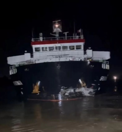 KP  RUSAK PARAH: MV Spil Renata yang bertolak dari Surabaya menghantam tongkang bermuatan batu bara di perairan Sungai Mahakam.