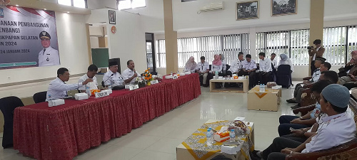 KP  MUSRENBANG : Kepala Dinas Perdagangan Kota Balikpapan Haemusri (pegang mik) yang hadir dalam kegiatan Musrenbang Kecamatan Balikpapan Selatan.