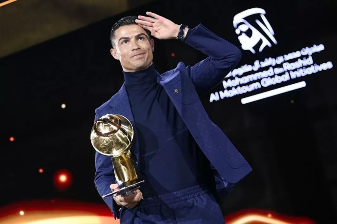 ig @cristianoronaldo  BORONG PENGHARGAAN : Ronaldo sukses sabet 3 penghargaan di Globe Soccer Award.