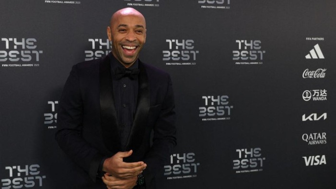 ADRIAN DENNIS/AFP  SINDIR : Henry meledek Tottenham Hotspur di panggung The Best FIFA Football Awards 2023.