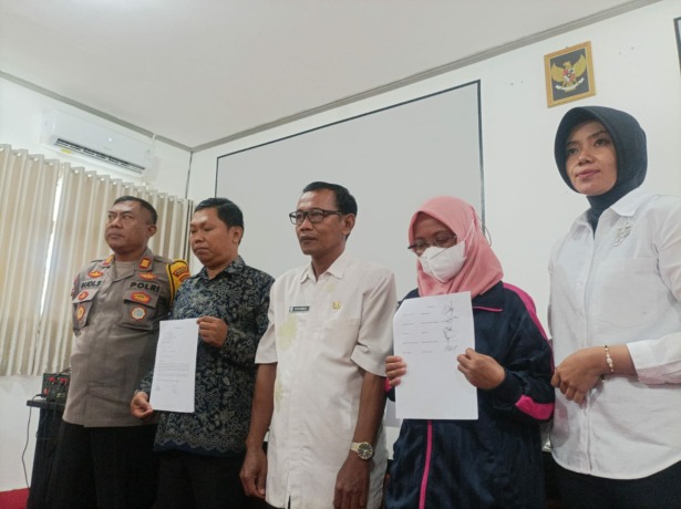 BERDAMAI: Pihak sekolah mempertemukan kedua orangtua siswa dalam mediasi yang digelar di Aula SMP Negeri 4 Tarakan pada Rabu (10/1). FOTO: AGUS DIAN ZAKARIA/RADAR TARAKAN
