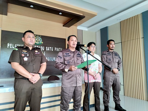 KONFERENSI PERS: Kejari Nunukan menyampaikan temuan dugaan penyalahgunaan anggaran BLUD RSUD Nunukan lewat konferensi pers. FOTO: RIKO ADITYA/RADAR TARAKAN