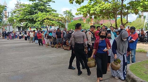 ANTRE PANJANG: Ratusan warga tertib mengantre untuk mendapatkan gas melon dengan harga murah di Gedung Graha Olahraga Pemuda.