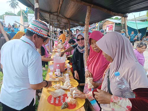IWAN K/RADAR KALTARA  TRADISI: Gubernur Kaltara, Zainal A Paliwang meninjau sajian hasil alam hingga kuliner yang dihidangkan di Meja Panjang.