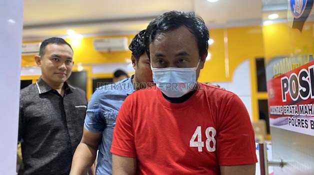 DIGIRING: Pelaku AP yang membawa 2,3 ton BBM subsidi saat digiring kembali mendekam di sel tahanan Polres Berau, usai ditampilkan saat rilis yang dilakukan Polres Berau pada Selasa (16/1).