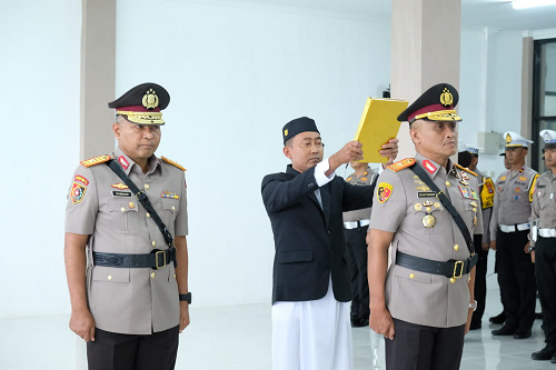 ISTIMEWA  SAH: Jabatan Wakapolda Kaltara diserahterimakan dari Brigjen Pol Kasmudi kepada Brigjen Pol Dr. Golkar Pangarso Rahardjo Winarsadi.