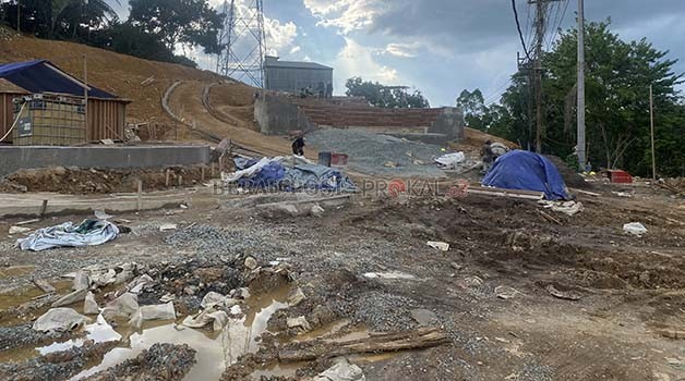 RUANG TERBUKA HIJAU: Pembangunan Ruang Terbuka Hijau di Jalan Pulau Sambit mendapat sorotan, karena oprit memakan bahu jalan.