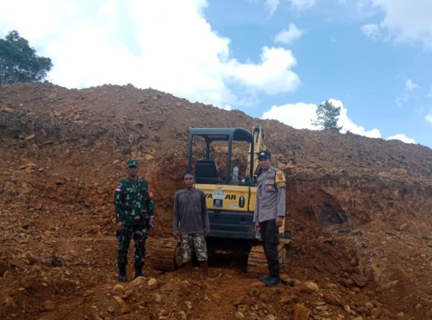 PENAMBANG ILEGAL: Penambang batu diduga ilegal kepergok melakukan penambangan saat pihak lurah Nunukan Barat melakukan kunjungan ke wilayah Sebakis. FOTO: DOK LURAH NUNUKAN BARAT