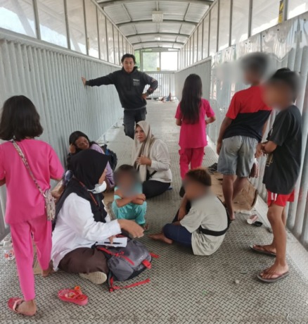 MENINJAU: Dinsos Tarakan menemui anak berjualan di jembatan penyeberangan orang (JPO) di Jalan Yos Sudarso, Tarakan. FOTO: DOK DINSOS TARAKAN