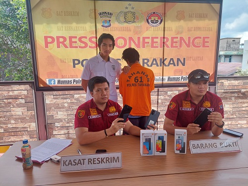 BARANG BUKTI: 5 unit ponsel ponsel yang berhasil dicuri oleh pelaku setelah membobol sebuah konter. FOTO: ELIAZAR/RADAR TARAKAN