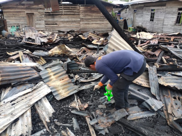 KORSLETING LISTRIK: Api yang membakar rumah 4 petak di Jalan Jembatan Bongkok RT 32, Kelurahan Karang Anyar Pantai pada Minggu (14/1) lalu. FOTO: ELIAZAR/RADAR TARAKAN