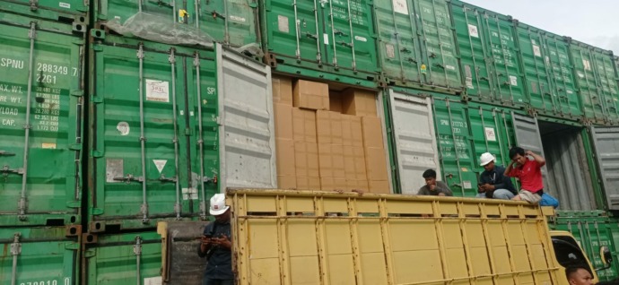 DIAMANKAN: Ratusan bungkus rokok menggunakan cukai tidak sesuai dengan kemasan diungkap personel Dirpolair Korpolairud Baharkam Polri. FOTO: DOK POLRI
