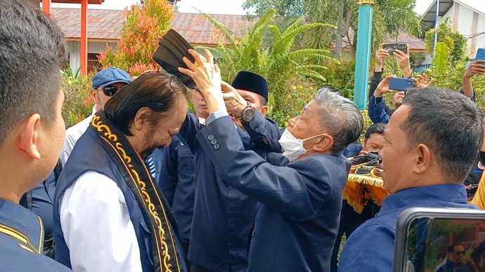 MENANGKAN AMIN: Ketua Umum Partai Nasdem, Surya Paloh yang tiba di Tarakan disambut sejumlah kader Partai Nasdem, Kamis (25/1). FOTO: AGUS DIAN ZAKARIA/RADAR TARAKAN