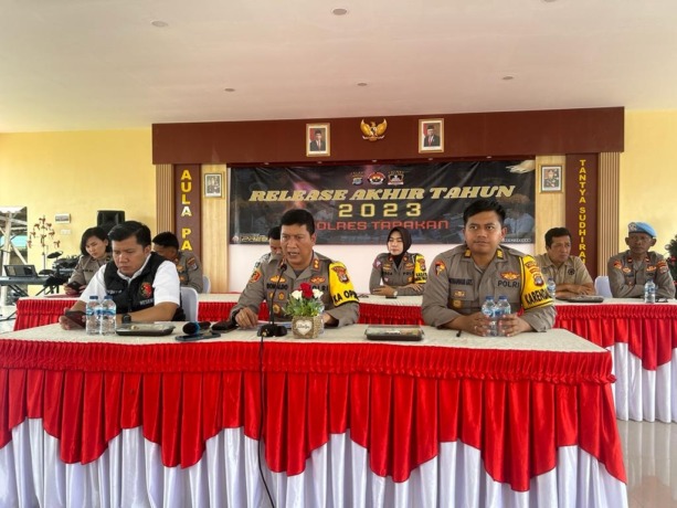 CATATAN: Kapolres Tarakan AKBP Ronaldo Maradona T.P.P Siregar dan jajaran yang melakukan rilis pers terhadap capaian kinerja di 2023 pada akhir Desember lalu. FOTO: ELIAZAR/RADAR TARAKAN