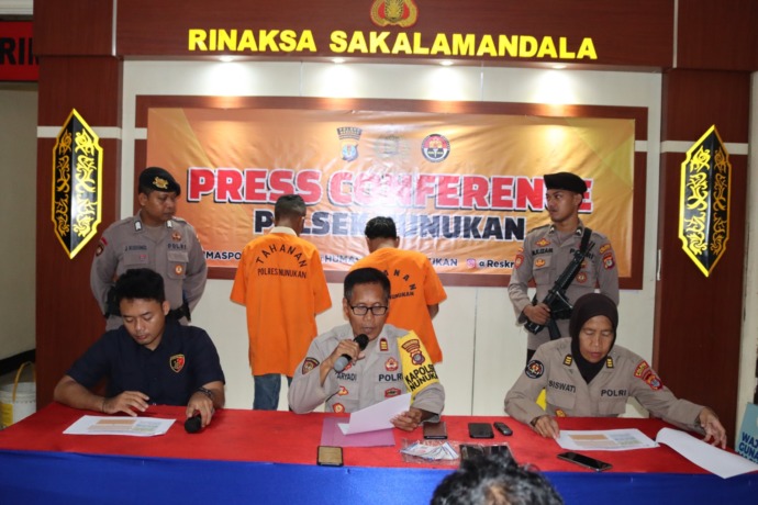DIBEKUK: Kapolsek Nunukan AKP M. Karyadi saat memimpin press release tindak pidana perdagangan orang (TPPO) di Mapolsek Nunukan, Sabtu (13/1).