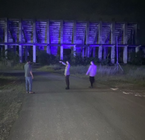 DIBUBARKAN: Anggota Polsek Tarakan Timur yang melakukan patroli di tempat para remaja yang diduga melakukan aksi perkelahian. FOTO: DOK POLSEK TARAKAN TIMUR