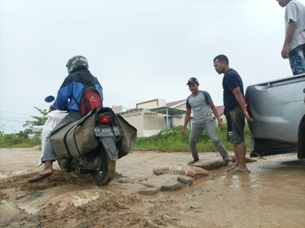 BERLUMPUR: Kondisi Jalan Damai Bhakti Kelurahan Karang Harapan. FOTO: AGUS DIAN ZAKARIA/RADAR TARAKAN