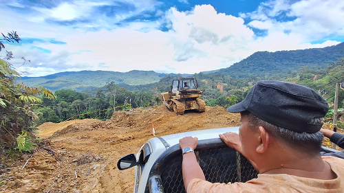 ISTIMEWA  INFRASTRUKTUR: Wagub Kaltara, Yansen TP bersama rombongan saat mengecek jalan Malinau-Krayan akhir tahun 2023 lalu.