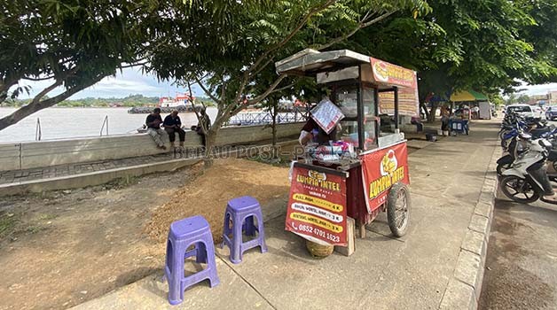 PENATAAN TEPIAN: Penataan dan penyeragaman kawasan wisata kuliner di tepian Tanjung Redeb bakal dilakukan tahun ini.