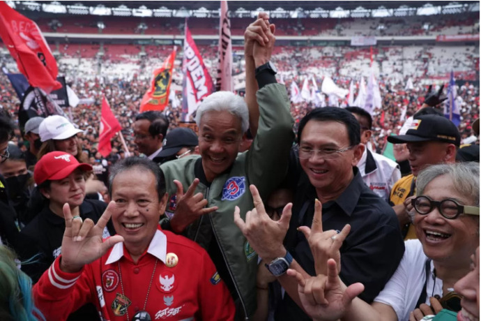 BERI DUKUNGAN: Politikus PDI Perjuangan Basuki Tjahaja Purnama alias Ahok hadir dalam acara Konser Metal atau Kampanye Akbar Ganjar-Mahfud di Stadion Utama Gelora Bung Karno (GBK), Senayan, Jakarta, Sabtu (3/2). (TPN Ganjar-Mahfud)